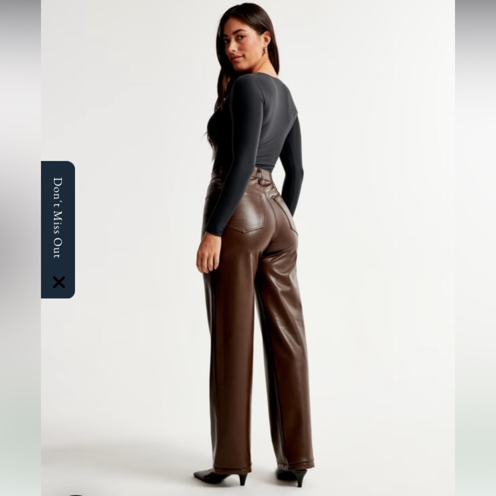 Abercrombie & Fitch Vegan leather Curve Love Coffee Brown Relaxed
90s Pants